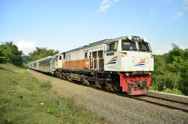 Apakah naik kereta masih harus vaksin? Foto hanya ilustrasi bukan gambar sebenarnya. Sumber: Unsplash/ Haidan. 