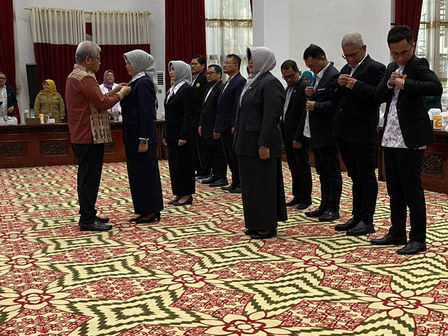 Ketua Yayasan Kanker Indonesia Cabang Kalimantan Barat dikukuhkan Pj Gubernur Kalbar, Harisson. Foto: Yulia Ramadhiyanti/HiPontianak