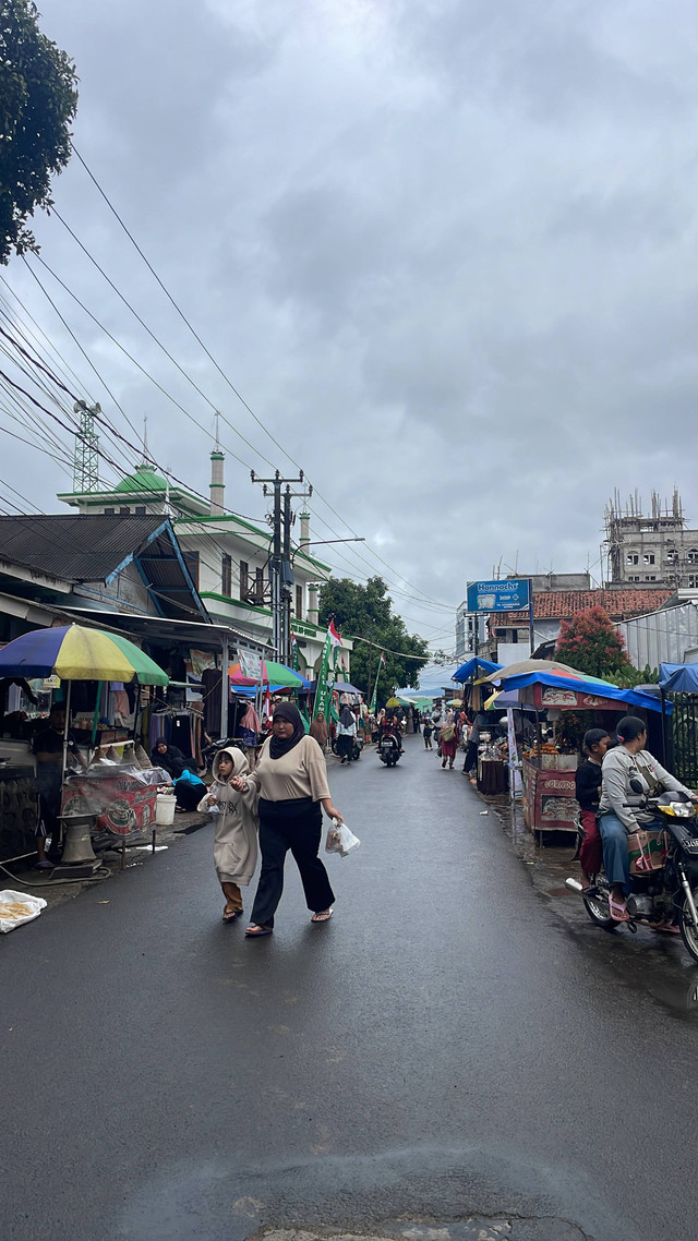 Suasana sekitar Pasar Sabtu Cilembu. Foto: Rizki Alif Al-Hikam