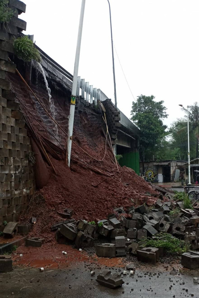 Tanggul Tol JORR di kawasan Bintaro, Jakarta Selatan, longsor pada Sabtu (6/7/2024). Foto: Dok. Istimewa