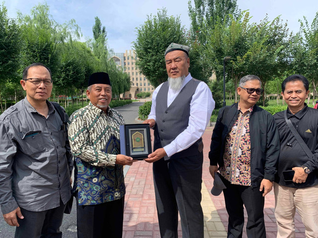 Rektor Xinjiang Islamic Institute Abdurekep Tumniyaz dan pengurus pusat Muhammadiyah saat berkunjung. Foto: Mirsan Simamora/kumparan