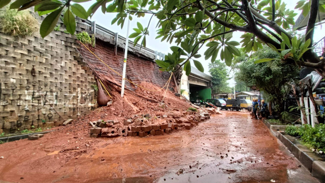 Kondisi tanggul tol JORR yang longsor di kawasan Bintaro, Jakarta, Sabtu (6/7/2024).  Foto: Aditia Noviansyah/kumparan