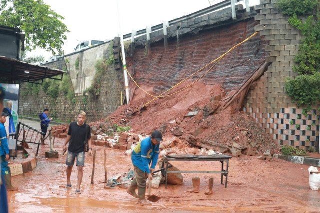 Kondisi tanggul tol JORR yang longsor di kawasan Bintaro, Jakarta, Sabtu (6/7/2024).  Foto: Aditia Noviansyah/kumparan