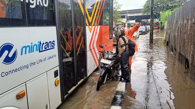 Pengendara melintasi banjir setinggi hingga 40 cm akibat luapan Kali Keungan, Pasanggrahan, Jakarta Selatan, Sabtu (6/7/2024). Foto: Aditia Noviansyah/kumparan