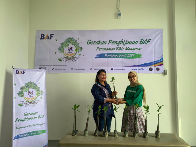 Dinny Nurlindriani, Office Head BAF Pontianak memberikan donasi kepada Firda Saidatul Khusna (Tim Lapangan LindungiHutan). Foto: Dok. BAF