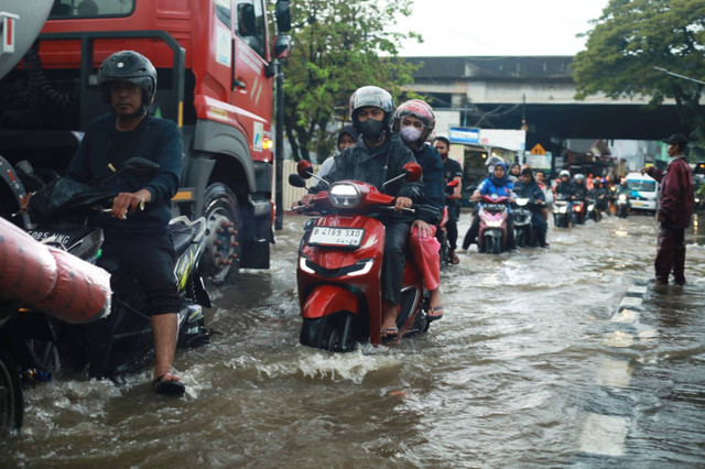 Pengendara melintasi banjir setinggi hingga 40 cm akibat luapan Kali Keungan, Pasanggrahan, Jakarta Selatan, Sabtu (6/7/2024). Foto: Aditia Noviansyah/kumparan