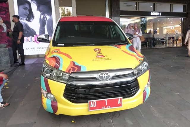 Usai ada aksi protes acara Festival Kuliner Pecinan Nusantara Non Halal, mobil dinas Wali Kota Solo Gibran Rakabuming Raka ditinggalkan lobi Solo Paragon Mall, Sabtu (6/7/2024). Foto: kumparan