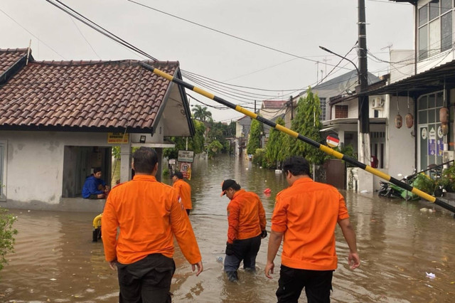 Petugas memasuki area pemukiman warga yang banjir di Bekasi. Foto: Dok. Istimewa