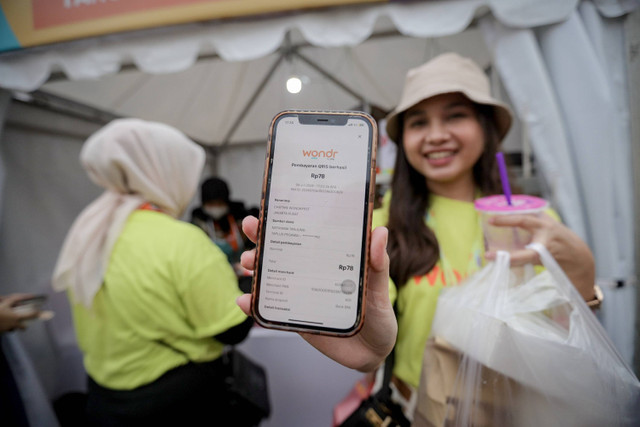 Sejumlah pengunjung memperlihatkan pembayaran seharga 78 rupiah saat membeli makanan dalam acara Wondrfest by BNI  di GBK, Jakarta, Sabtu (6/7/2024).  Foto: Jamal Ramadhan/kumparan