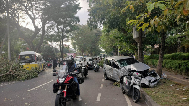 Kecelakaan mobil-mikrobus di simpang empat Jalan Raya Puputan-Jalan Tukad Gangga, Kota Denpasar, Sabtu (6/7/2024). Foto: Dok. Polresta Denpasar