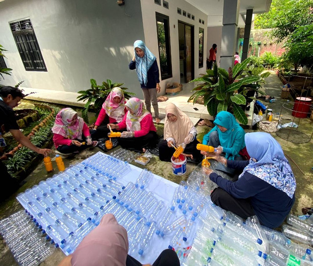 Persiapan reuse dari sampah botol plastik