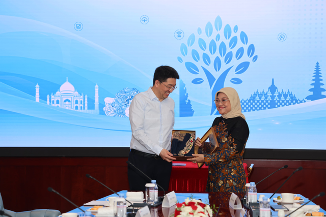 Mentari Ketenagakerjaan, Ida Fauziyah bersama President of Global Government Affairs Huawei, Bao Jialing di Shenzhen, Tiongkok, Sabtu (6/7/2024). Foto: Dok. Kemnaker