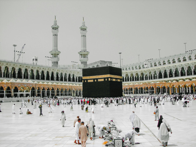 Ka'bah di Arab Saudi sebagai tempat utama untuk melaksanakan ibadah Haji dan Umrah. Sumber: unsplash.com/itssamriz