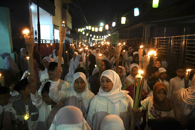 Sejumlah warga mengikuti pawai obor di kawasan Kayu Manis, Jakarta, Sabtu (6/7/2024). Foto: Hafidz Mubarak/ANTARA FOTO