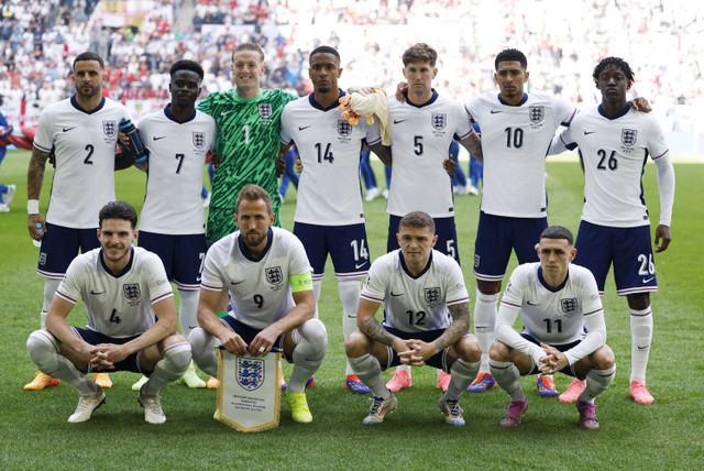 Para pemain Inggris berpose untuk foto bersama sebelum pertandingan Inggris melawan Swiss pada perempat final Piala Eropa 2024 di Dusseldorf Arena, Jerman, Sabtu (6/7/2024). Foto: John Sibley/REUTERS 