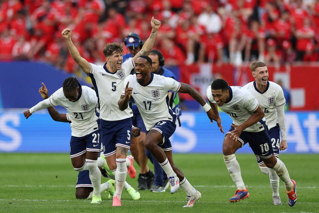 Selebrasi pemain Timnas Inggris usai menang melawan Timnas Swiss pada pertandingan perempat final Piala Eropa 2024 di Dusseldorf Arena, Dusseldorf, Jerman, Sabtu (6/7/2024). Foto: Adrian DENNIS / AFP