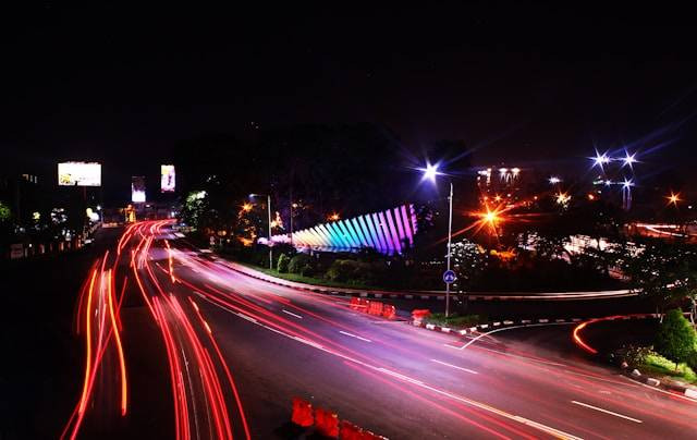 Jembatan Merah Surabaya. Foto hanya ilustrasi bukan lokasi sebenarnya. Sumber: Eko Sunaryo / Unsplash