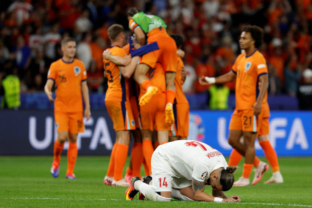 Selebrasi pemain Timnas Belanda usai menang melawan Timnas Turki pada pertandingan perempat final Piala Eropa 2024 di Olympiastadion Berlin, Jerman, Minggu (7/7/2024). Foto: ODD ANDERSEN / AFP