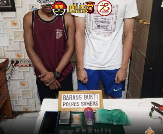 Tersangka pelaku pengedar sabu dan barang bukti. Polres Sambas temukan 48 paket sabu saat menggerebek rumah tersangka pengedar. Foto: Dok. Polres Sambas