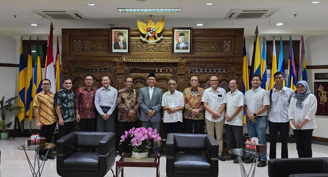 Perwakilan guru besar dan dosen FK Unair saat bertemu dengan jajaran rektorat Unair Surabaya. Foto: Dok. Istimewa