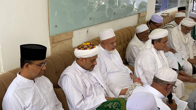 Eks Gubernur DKI Jakarta, Anies Baswedan menghadiri acara pernikahan putri ke-7 Habib Rizieq Syihab, Syarifah Zahra Syihab dengan Habib Husein Bin Anies Assegaf di Markaz Syariah, Petamburan, Jakarta Pusat, Minggu (7/7/2024). Foto: Zamachsyari/kumparan