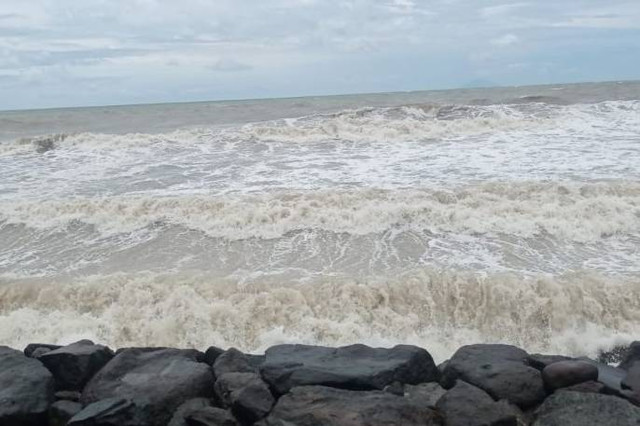 Kondisi gelombang tinggi di Pesisir pantai selatan Banten, Minggu (7/7/2024). Foto: Mansur/Antara