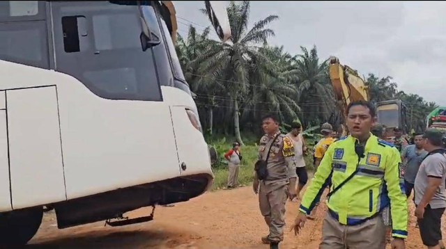 Petugas Polres Sekadau saat melakukan evakuasi bus Damri di jalan Sekadau-Sanggau. Foto: Dok. Polres Sekadau