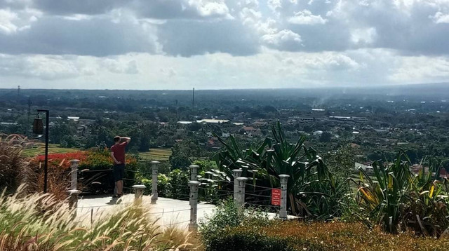 Wisata bukit di Bandung. Foto hanyalah ilustrasi bukan tempat sebenarnya. Sumber: Unsplash/Inna Safa