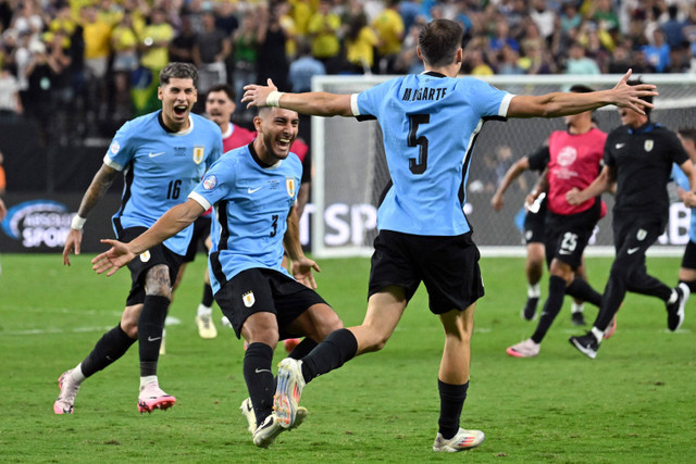 Selebrasi pemain Timnas Uruguay Manuel Ugarte usai memastikan menang melawan Timnas Brasil pada pertandingan perempat final Copa America 2024 di Stadion Allegiant, Las Vegas, Nevada, Amerika Serikat, Sabtu (6/7/2024). Foto: Robyn Beck / AFP