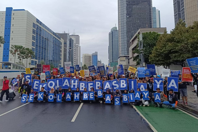 Aksi kampanye bertajuk 'Sekolah Bebas Biaya' yang digelar di kawasan Thamrin, Jakarta Pusat, Minggu (7/7/2024). Foto: Fadhil Pramudya/kumparan