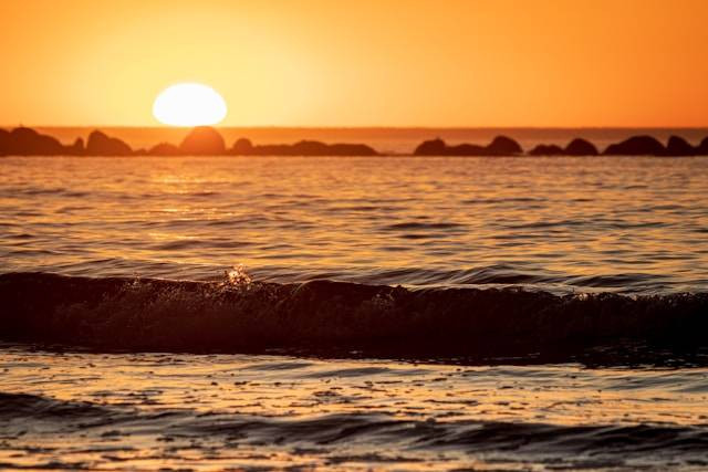 Wisata pantai hits Indramayu. Foto hanya ilustrasi, bukan tempat sebenarnya. Sumber: Unsplash/Grant Durr