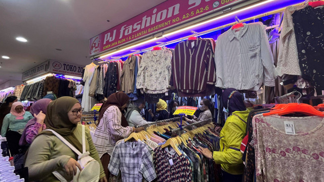 Suasana kegiatan belanja baju bekas atau thrifting di Pasar Senen Jaya, Jakarta Pusat, Minggu (7/7/2024). Foto: Fariza Rizky Ananda/kumparan