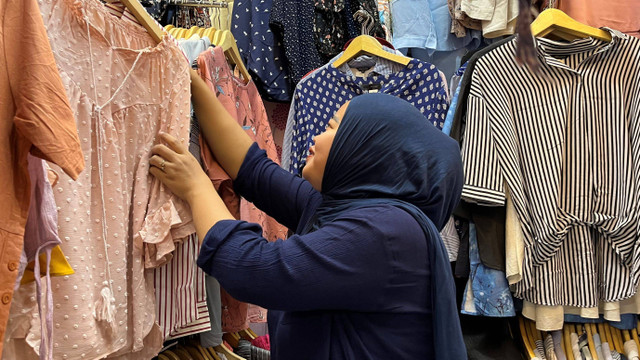 Suasana kegiatan belanja baju bekas atau thrifting di Pasar Senen Jaya, Jakarta Pusat, Minggu (7/7/2024). Foto: Fariza Rizky Ananda/kumparan