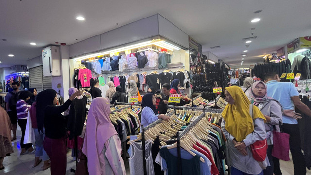 Suasana kegiatan belanja baju bekas atau thrifting di Pasar Senen Jaya, Jakarta Pusat, Minggu (7/7/2024). Foto: Fariza Rizky Ananda/kumparan