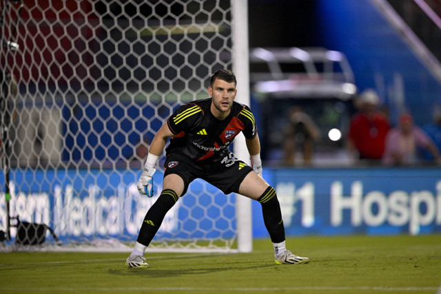 Kiper FC Dallas, Maarten Paes menghadapi serangan FC Cincinnati pada babak kedua di Toyota Stadium (29/6/20240). Foto: Jerome Miron-USA TODAY Sports via REUTERS