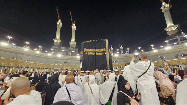 Penggantian kain penutup Ka'bah atau kiswah di Masjidil Haram, Makkah, Arab Saudi. Foto: MCH 2024