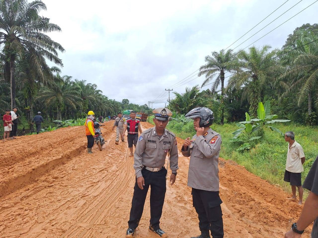 Kapolres Sekadau, AKBP I Nyoman Sudama, berbincang dengan anggota Satlantas Polres Sekadau saat memantau arus lalu lintas di Jalan Sekadau-Sanggau, Minggu, 7 Juli 2024. Foto: Dok. Polres Sekadau