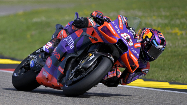 Pembalap Prima Pramac Racing, Jorge Martin beraksi saat latihan menjelang Grand Prix Jerman di Hohenstein-Ernstthal, Jerman, Minggu (7/7/2024). Foto: Matthias Rietschel/REUTERS