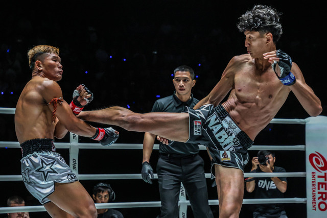 Nabil Anane (kanan) melayangkan tendangan pada Kulabdam. Foto: ONE Championship