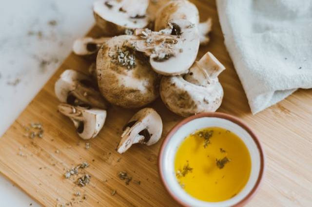 Ilustrasi ciri jamur champignon busuk, sumber foto: Jess Loiterton by pexels.com