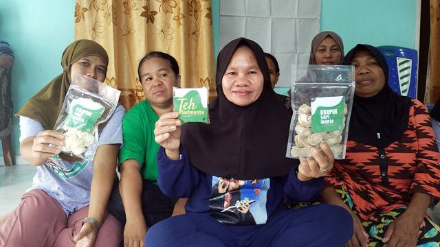 Emak-emak pesisir Desa Tiwoho, Kabupaten Minahasa Utara, menunjukkan makanan yang diolah dari Mangrove.