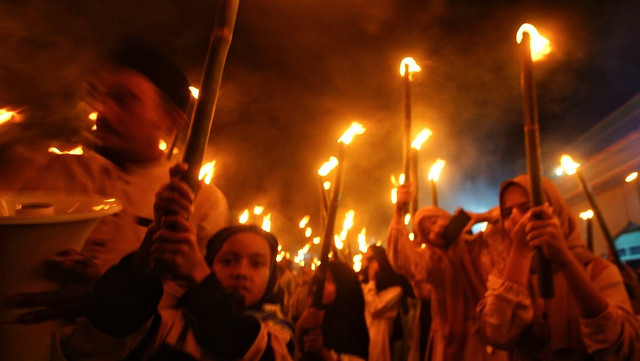 Kemeriahan pawai obor muharram yang diikuti ratusan warga Talang Jambe Palembang yang merayakan tahun baru islam, Minggu (7/7) Foto: ary priyanto/urban id