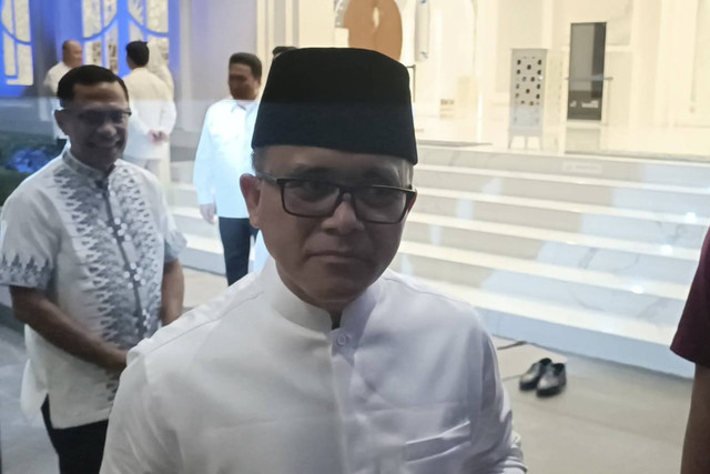 Menteri PAN-RB, Abdullah Azwar Anas saat diwawancarai wartawan di kawasan Masjid At Thohir, Depok, Jawa Barat, Minggu (7/7/2024). Foto: Fadlan Nuril Fahmi/kumparan