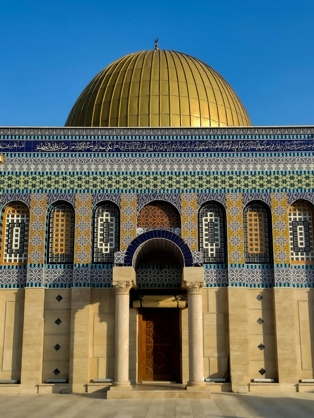 Foto oleh Tugba: https://www.pexels.com/photo/the-dome-of-the-rock-on-the-temple-mount-in-the-old-city-of-jerusalem-14708621/