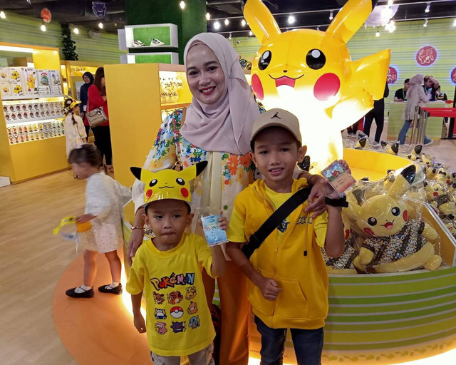 Binartika bersama kedua buah hatinya saat di Playlab Pokemon Surabaya. Foto: Masruroh/Basra