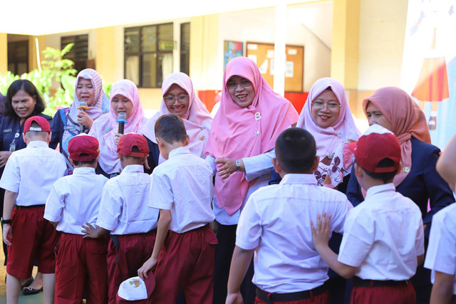 Sejumlah siswa antre bersalaman dengan gurunya pada Masa Pengenalan Lingkungan Sekolah (MPLS) di SDN Tebet Timur 17, Jakarta, Senin (8/7/2024). Foto: Iqbal Firdaus/kumparan