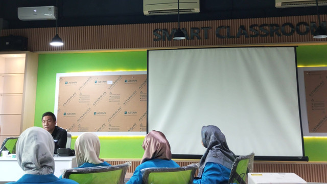 Inovasi Pendidikan untuk Pelatihan dengan Smart Classroom Pusdiklat Tenaga Teknis Kemenag RI Ciputat. Sumber: Dokumentasi Pribadi.