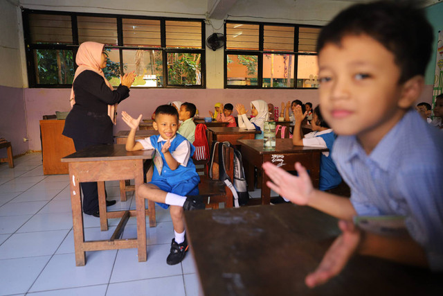 Seorang guru memberikan pengarahan kepada siswa baru pada Masa Pengenalan Lingkungan Sekolah (MPLS) di SDN Tebet Timur 17, Jakarta, Senin (8/7/2024). Foto: Iqbal Firdaus/kumparan