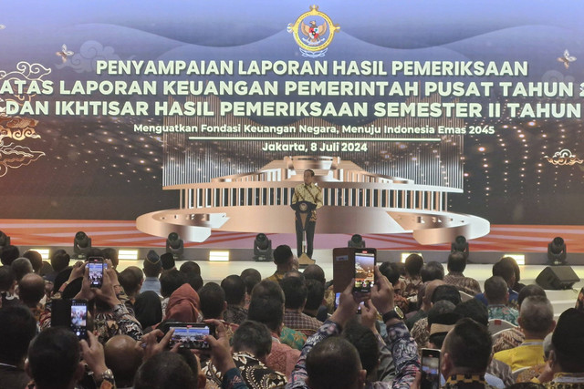 Presiden Joko Widodo memberikan sambutan di Acara Penyampaian Laporan Hasil Pemeriksaan Atas Laporan Keuangan Pemerintah Pusat Tahun 2023 di Jakarta Convention Center, Jakarta, Senin (8/7/2024). Foto: Nadia Riso/kumparan