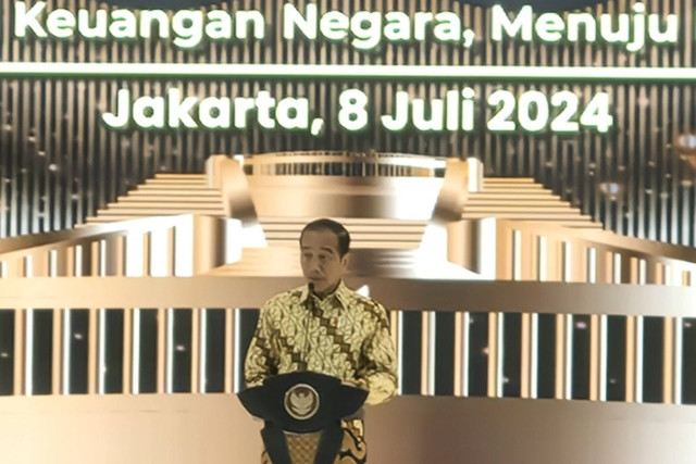 Presiden Joko Widodo memberikan sambutan di Acara Penyampaian Laporan Hasil Pemeriksaan Atas Laporan Keuangan Pemerintah Pusat Tahun 2023 di Jakarta Convention Center, Jakarta, Senin (8/7/2024). Foto: Nadia Riso/kumparan